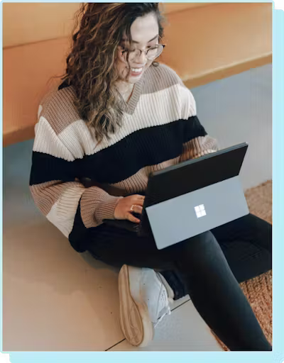 Kobieta korzystająca z laptopa w hotelu